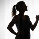 Silhouette einer energiegeladenen Mutter